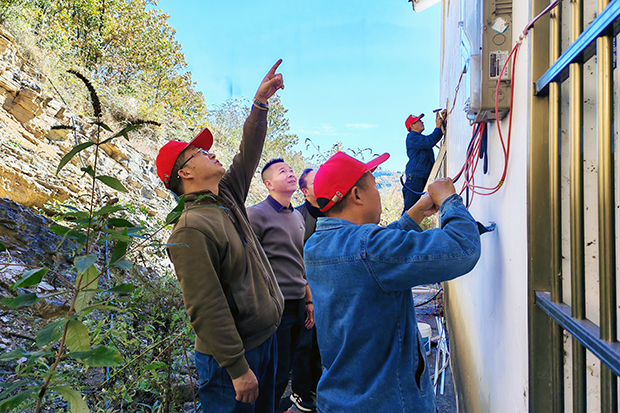 毕节烟厂“精工服务队”到驻村帮扶点开展电气安全帮扶活动