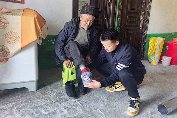 毕节烟厂驻平原村第一书记开展“冬日送暖”专项行动